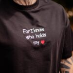 T-shirt μπλούζα red heart μαύρη σε oversized γραμμή - Image 3