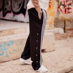 Φόρμα μαύρη με ρίγες και κουμπιά σε oversized γραμμή - Image 2