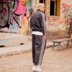 Jean set bomber jacket & παντελόνι baggy με ρίγες σε oversized γραμμή - Image 2