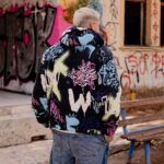 Ζακέτα fleece graffity μαύρη σε oversized γραμμή - Image 3